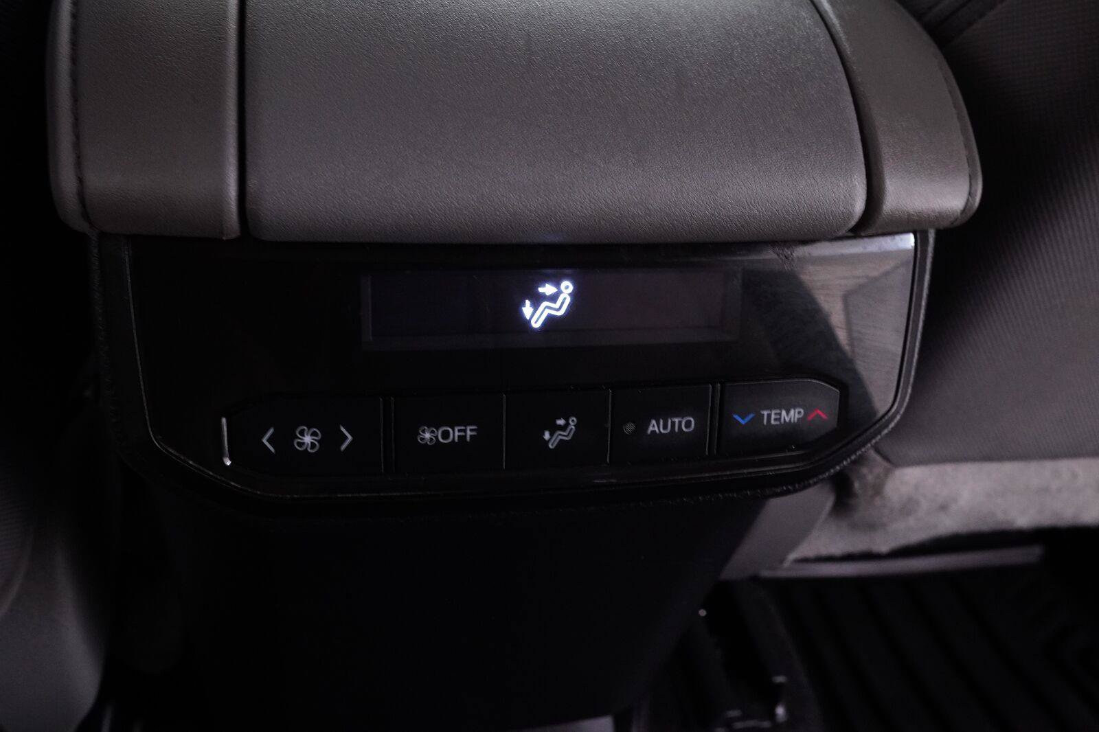 Used 2022 Toyota Highlander L FWD image 25