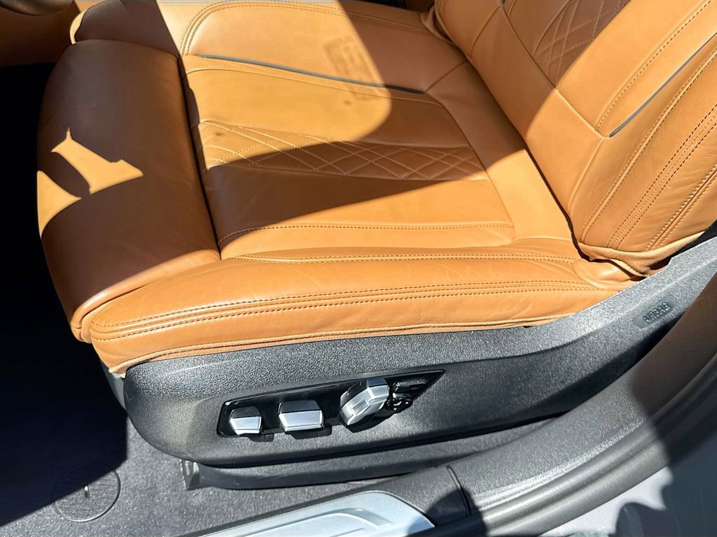 Used 2022 BMW 740i xDrive w/ Premium Package image 21