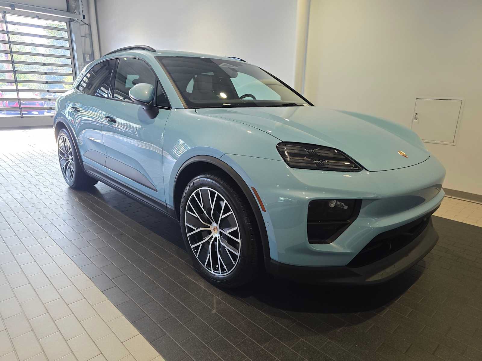 Used 2025 Porsche Macan Electric RWD image 8