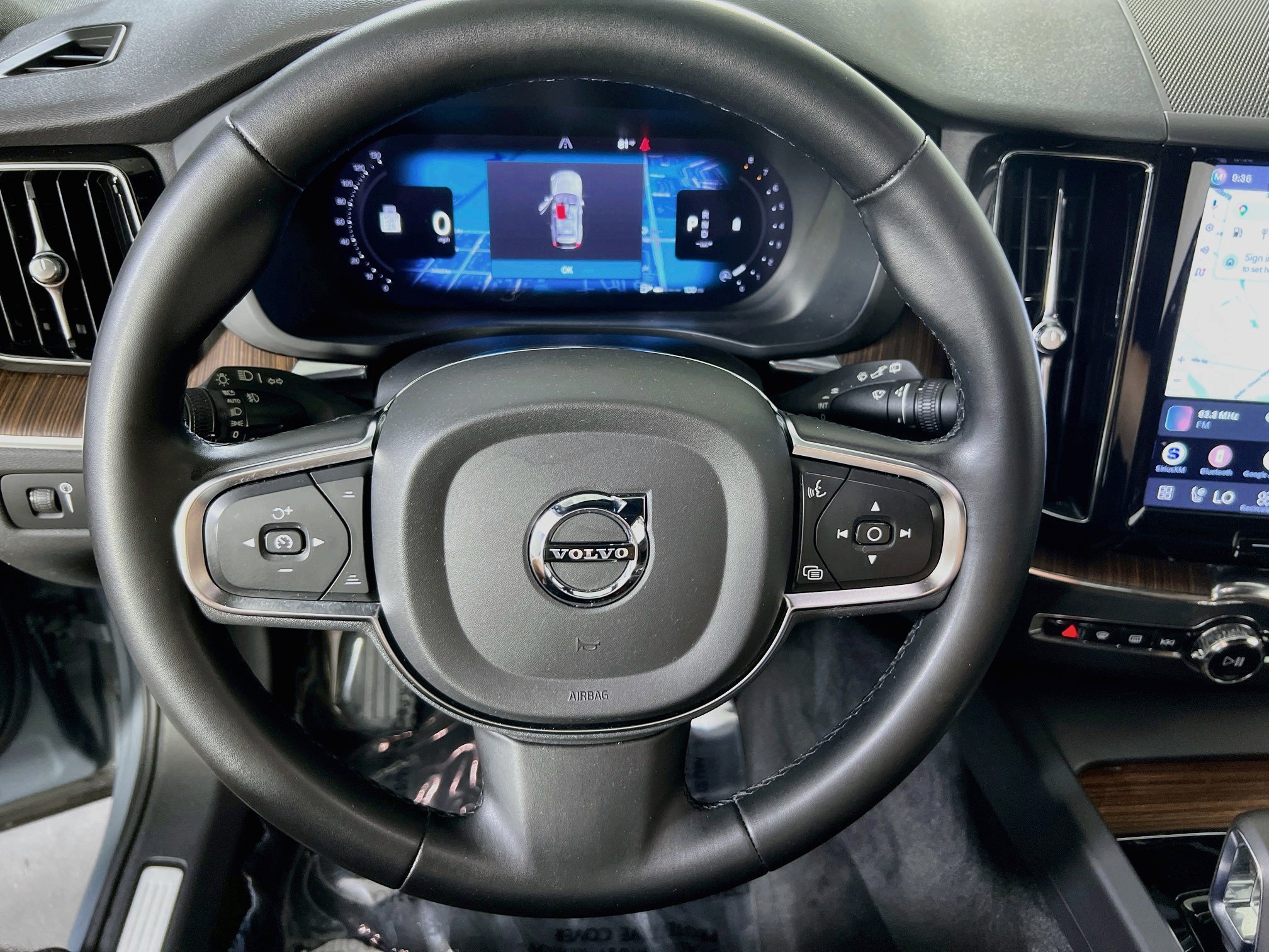 Used 2022 Volvo XC60 B5 Momentum AWD/4WD image 11