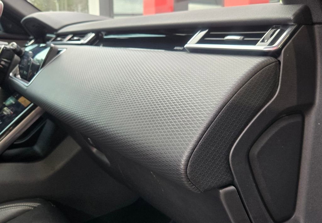 Used 2021 Land Rover Range Rover Velar R-Dynamic S image 26