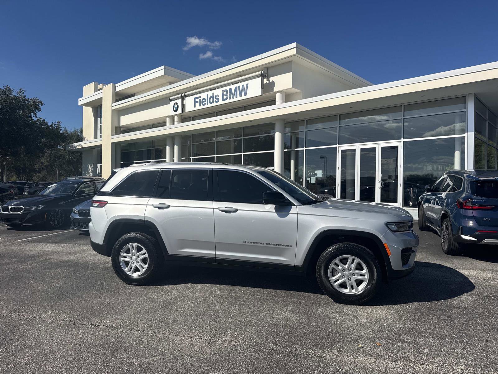 Used 2023 Jeep Grand Cherokee Laredo image 1