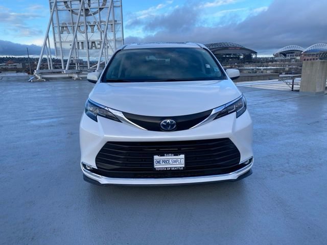 Used 2022 Toyota Sienna XLE image 4