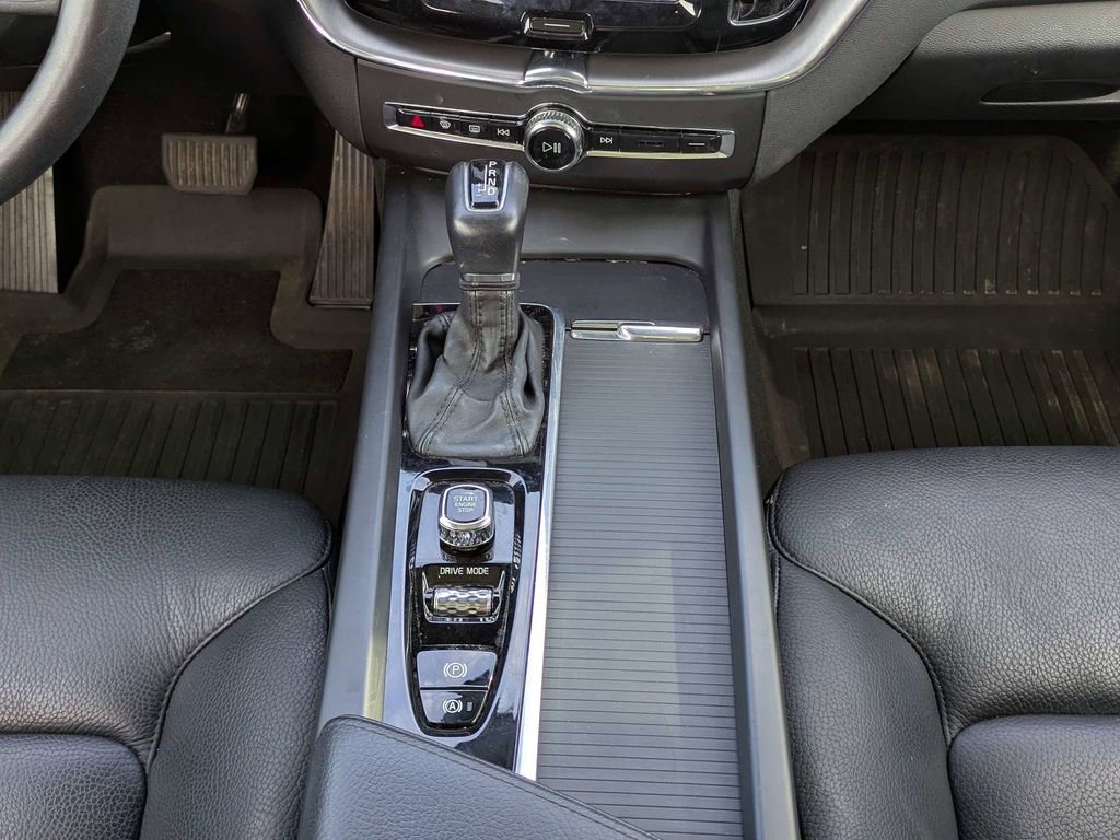 Used 2021 Volvo XC60 T5 Momentum w/ Protection Package Premier FWD image 20