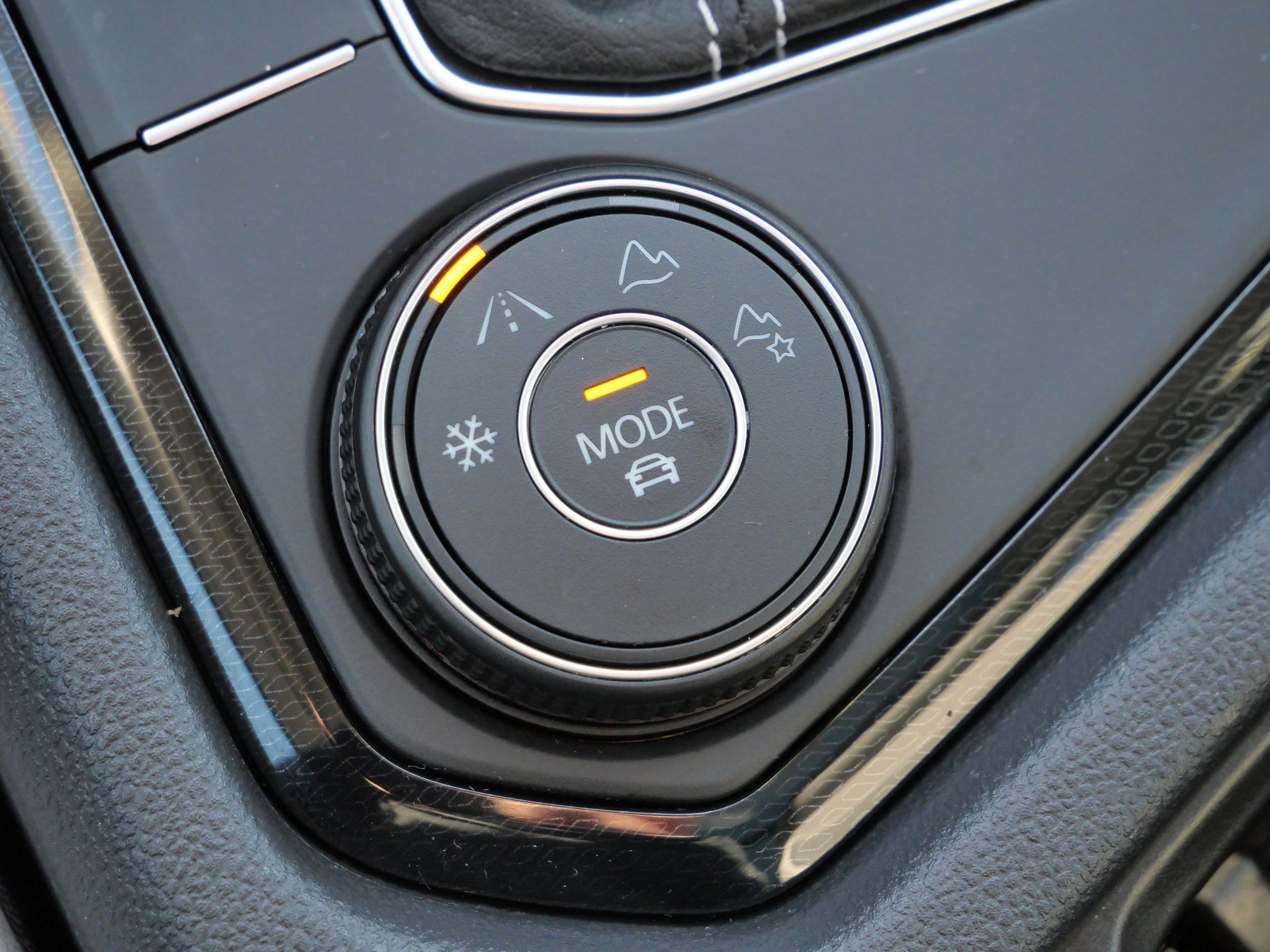 Certified 2025 Volkswagen Taos SE image 28