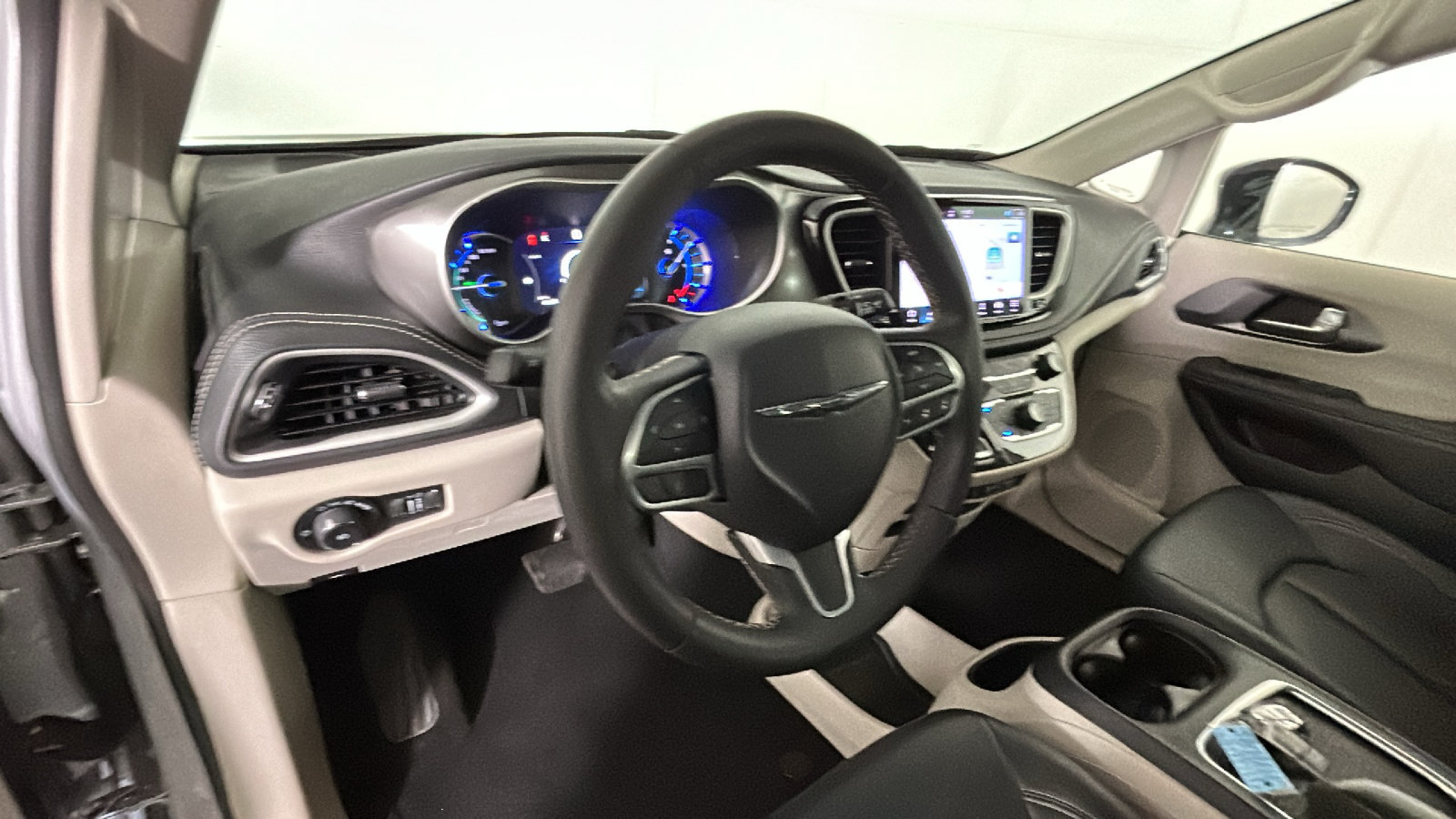 Used 2024 Chrysler Pacifica Limited FWD image 15