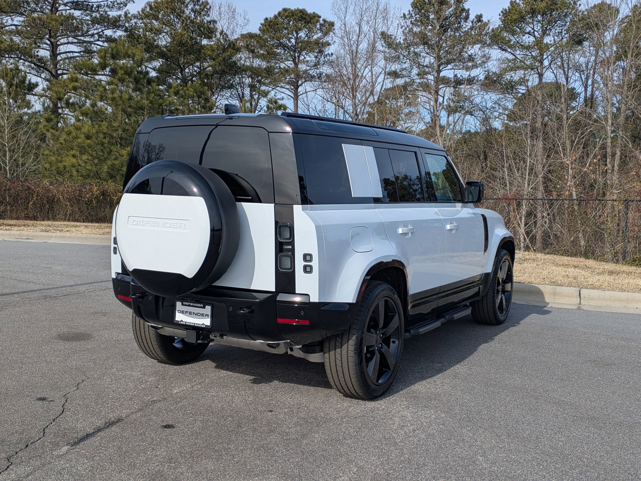 New 2026 Land Rover Defender 110 X-Dynamic SE image 5