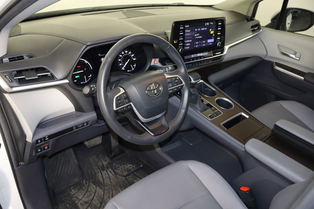 Used 2024 Toyota Sienna XLE image 28