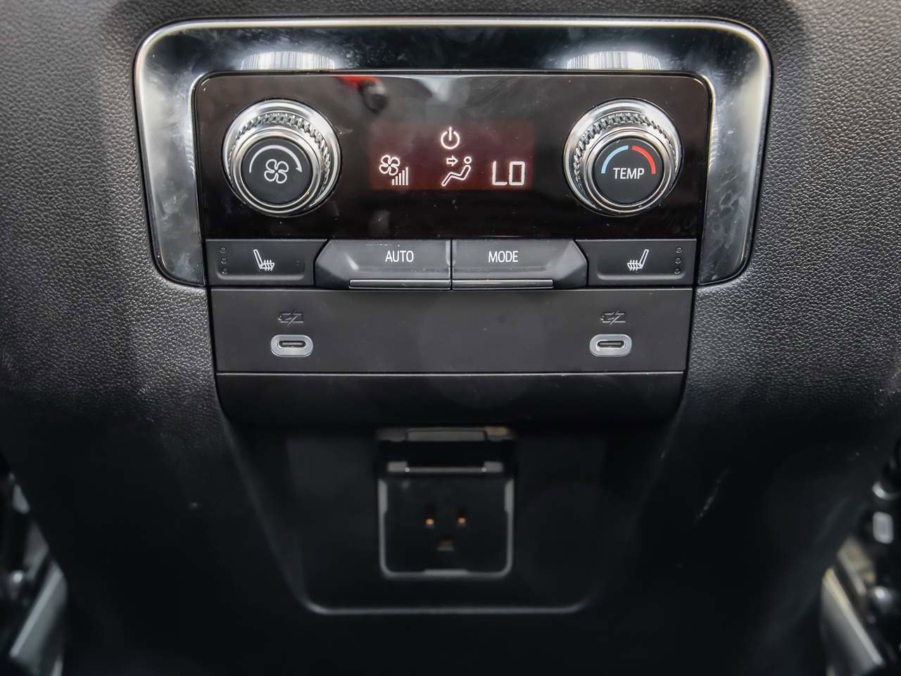 Used 2023 GMC Yukon SLT w/ SLT Luxury Package image 27