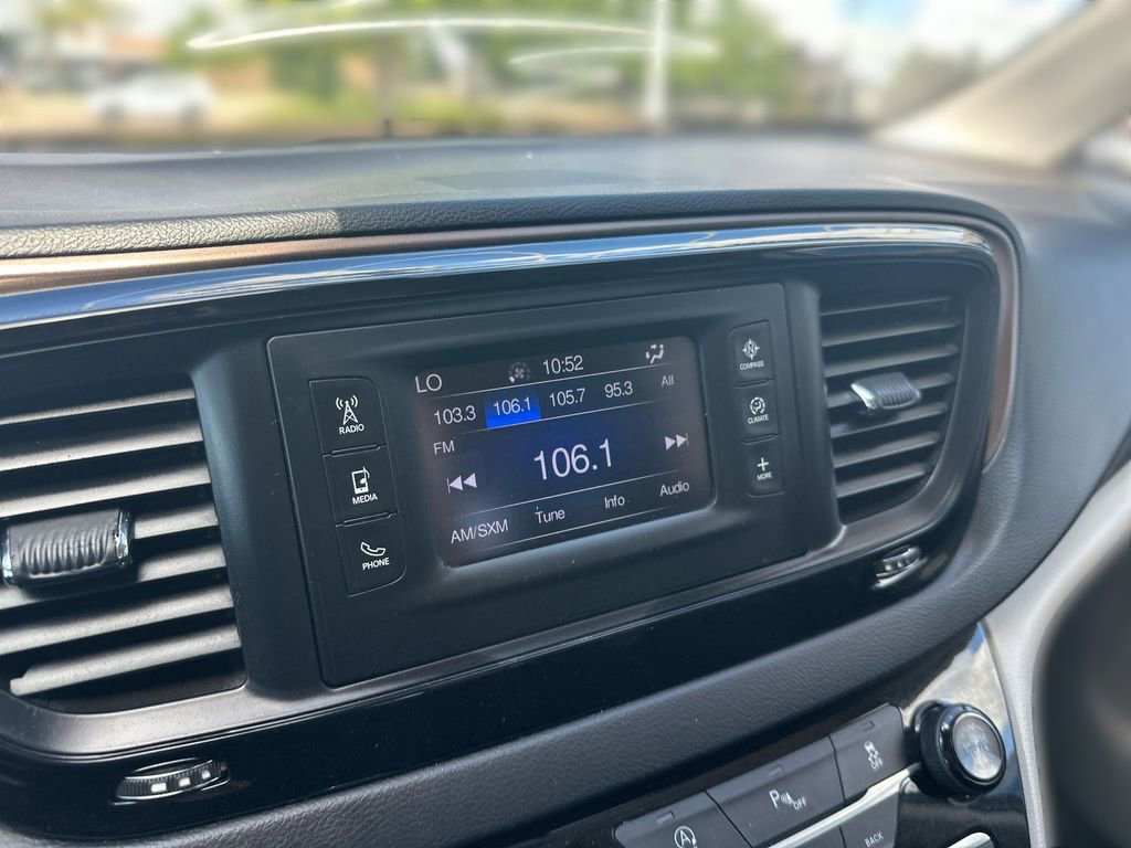 Used 2017 Chrysler Pacifica Touring-L FWD image 13