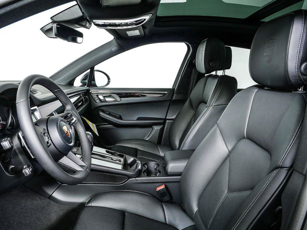 Certified 2026 Porsche Macan Turbo AWD/4WD image 5