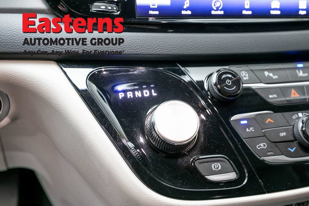Used 2023 Chrysler Pacifica Touring-L FWD image 13