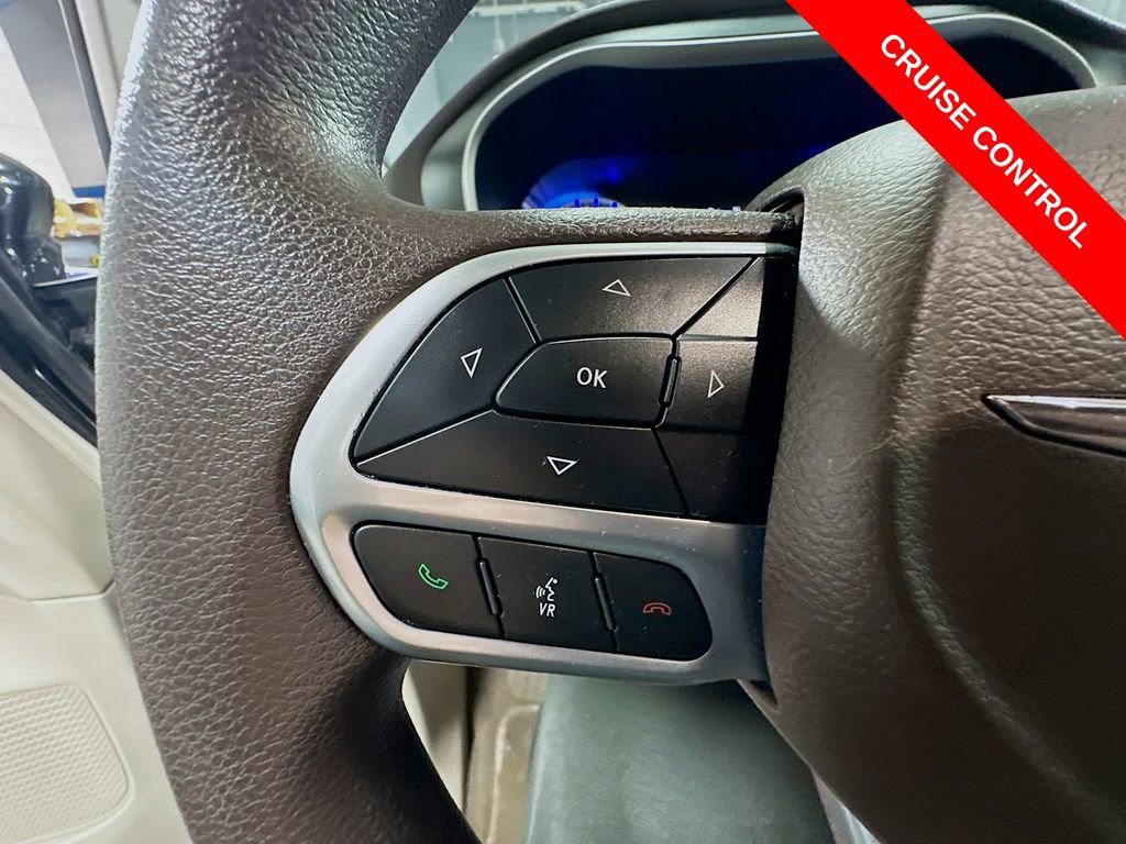 Used 2020 Chrysler Pacifica Touring image 34