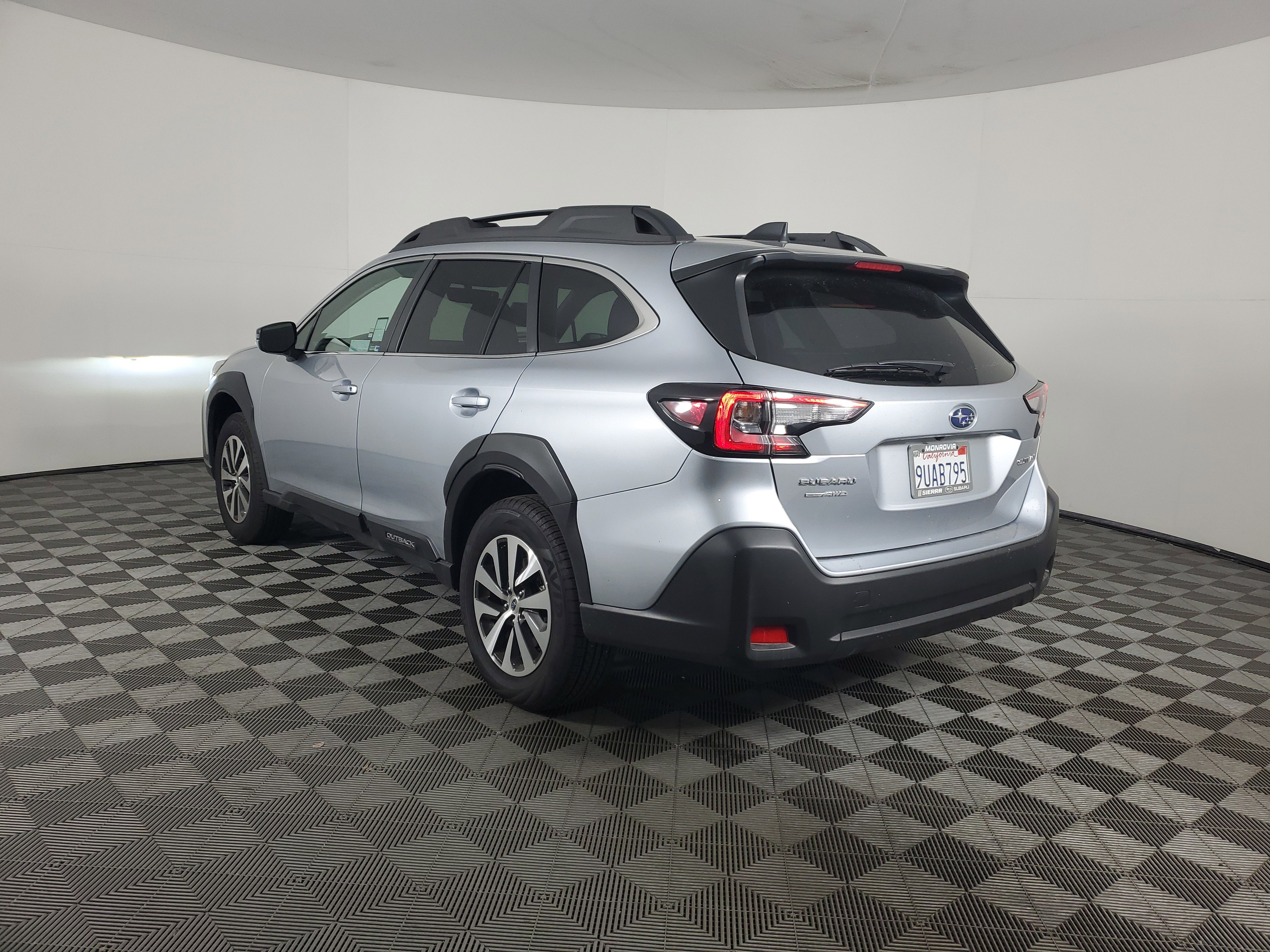 Used 2025 Subaru Outback Premium image 6