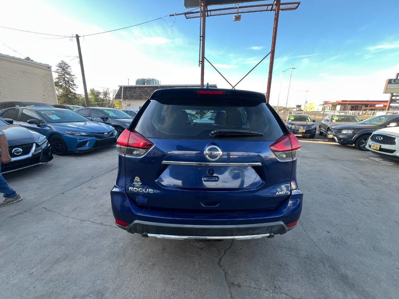 Used 2017 Nissan Rogue S AWD/4WD image 4