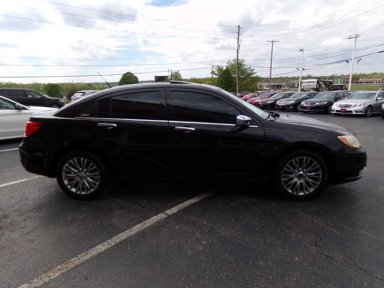 Used 2011 Chrysler 200 Limited FWD image 4