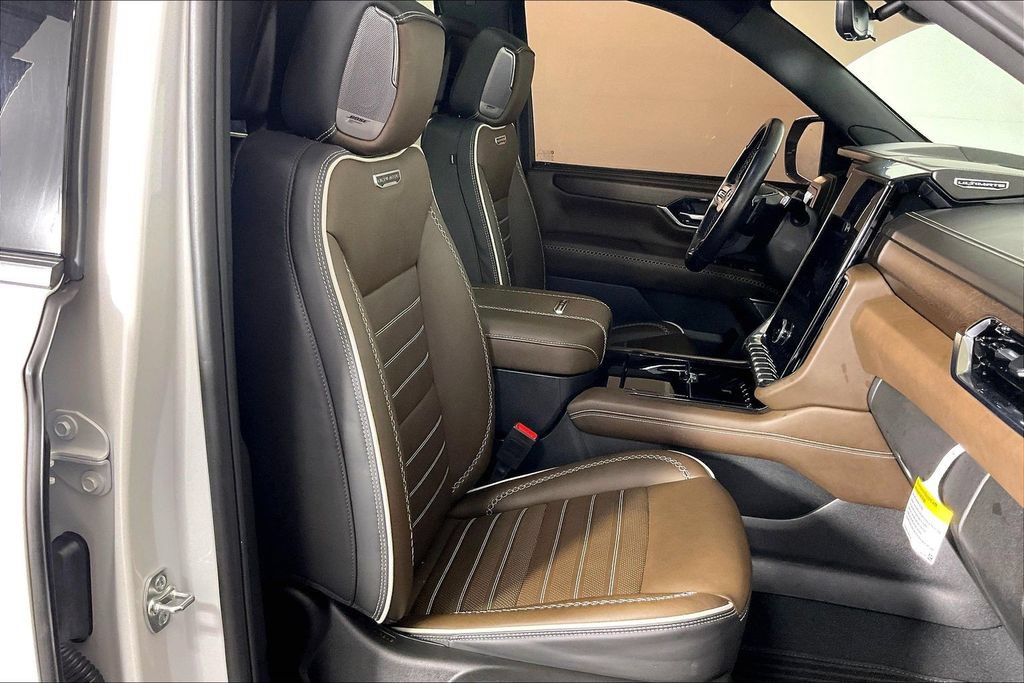 Used 2025 GMC Yukon Denali Ultimate AWD/4WD image 9