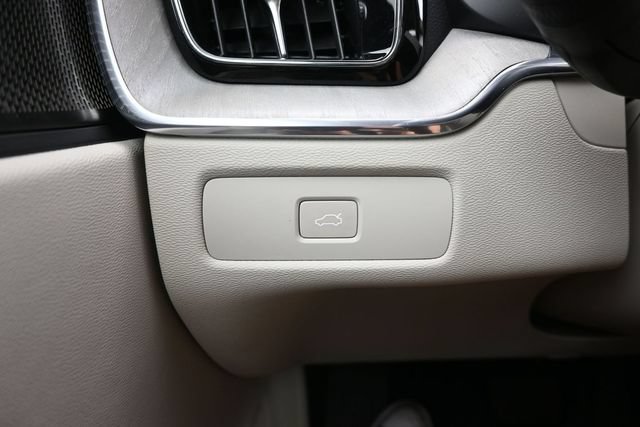 Used 2024 Volvo XC60 B5 Ultimate w/ Protection Package Premier AWD/4WD image 30