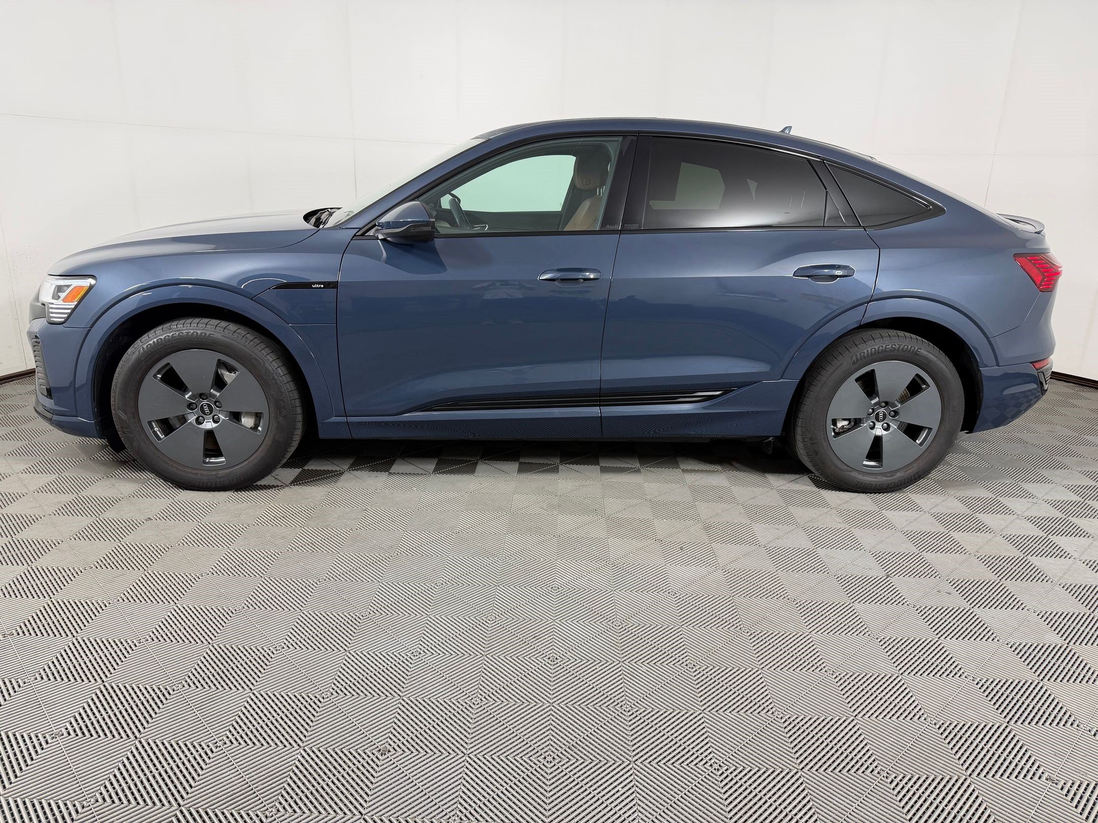 Used 2024 Audi Q8 e-tron Premium AWD/4WD image 2