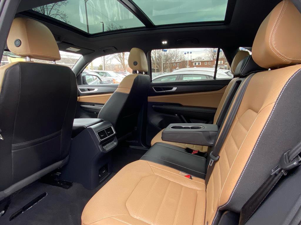 Used 2025 Volkswagen Atlas Cross Sport SEL R-Line image 18