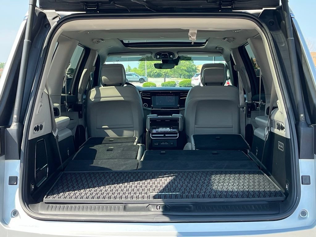 Used 2022 Jeep Wagoneer Series III w/ Premium Group I AWD/4WD image 27
