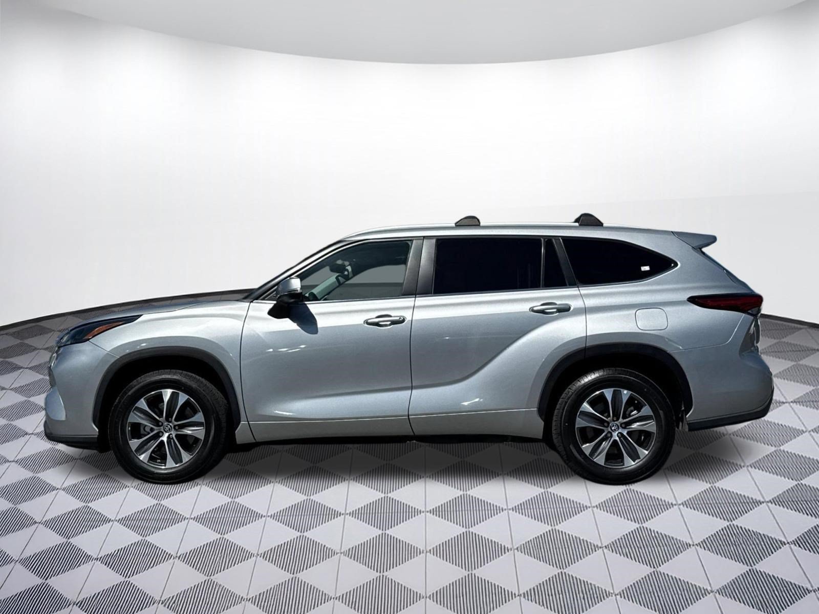 Used 2023 Toyota Highlander XLE FWD image 2