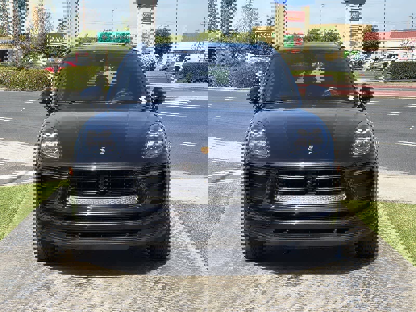 Used 2023 Porsche Macan T image 2