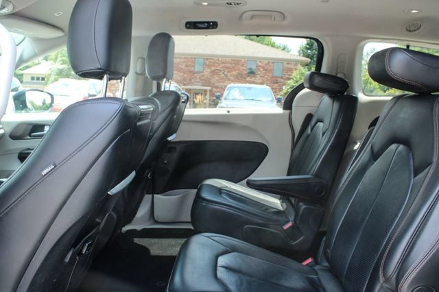 Used 2018 Chrysler Pacifica Touring-L Plus w/ Tire & Wheel Group FWD image 31