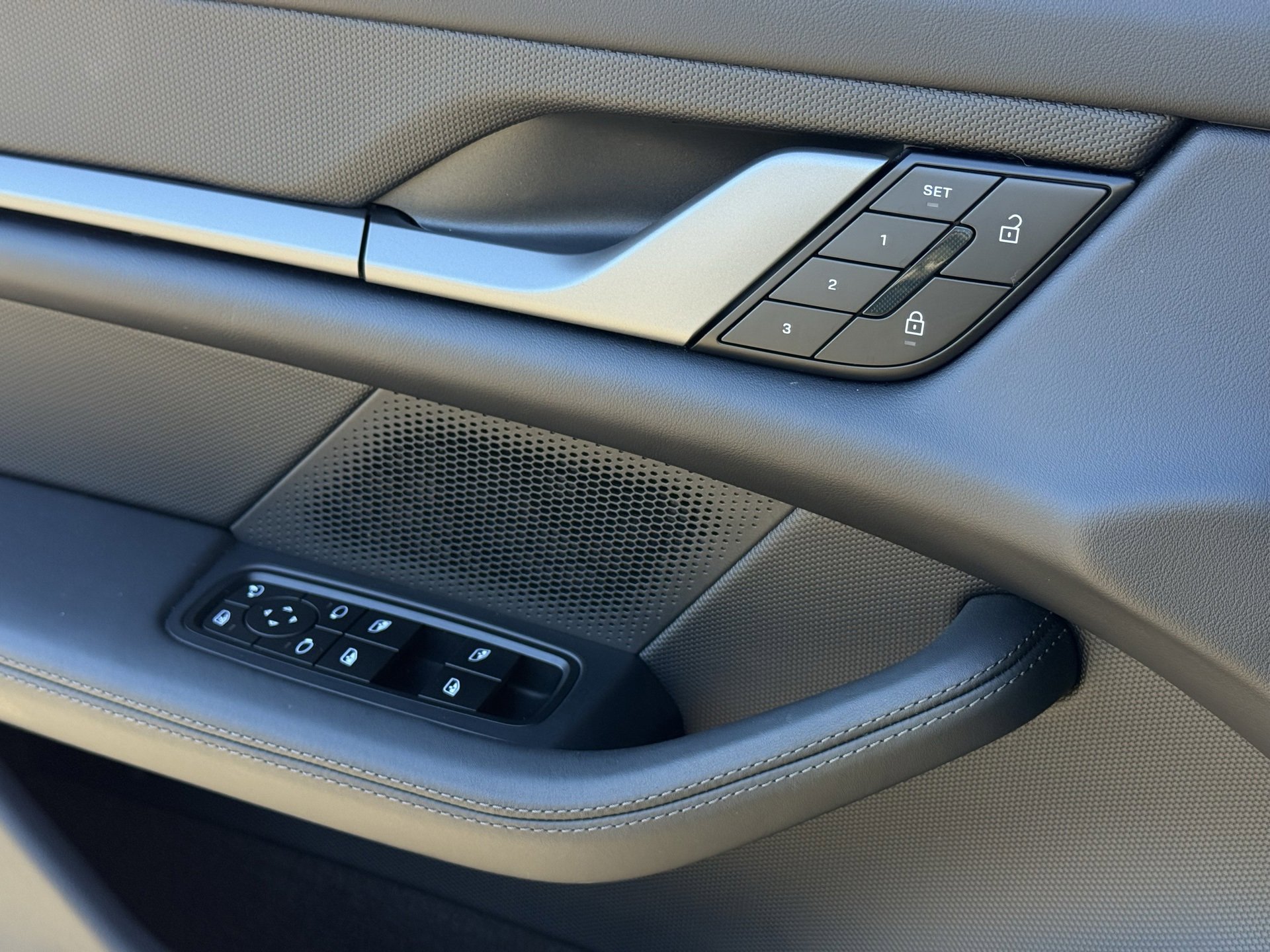 Used 2025 Porsche Taycan image 26