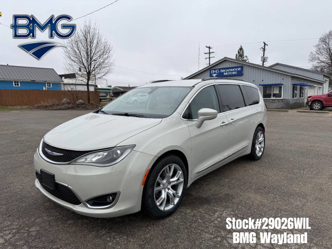 Used 2017 Chrysler Pacifica Touring-L FWD image 1