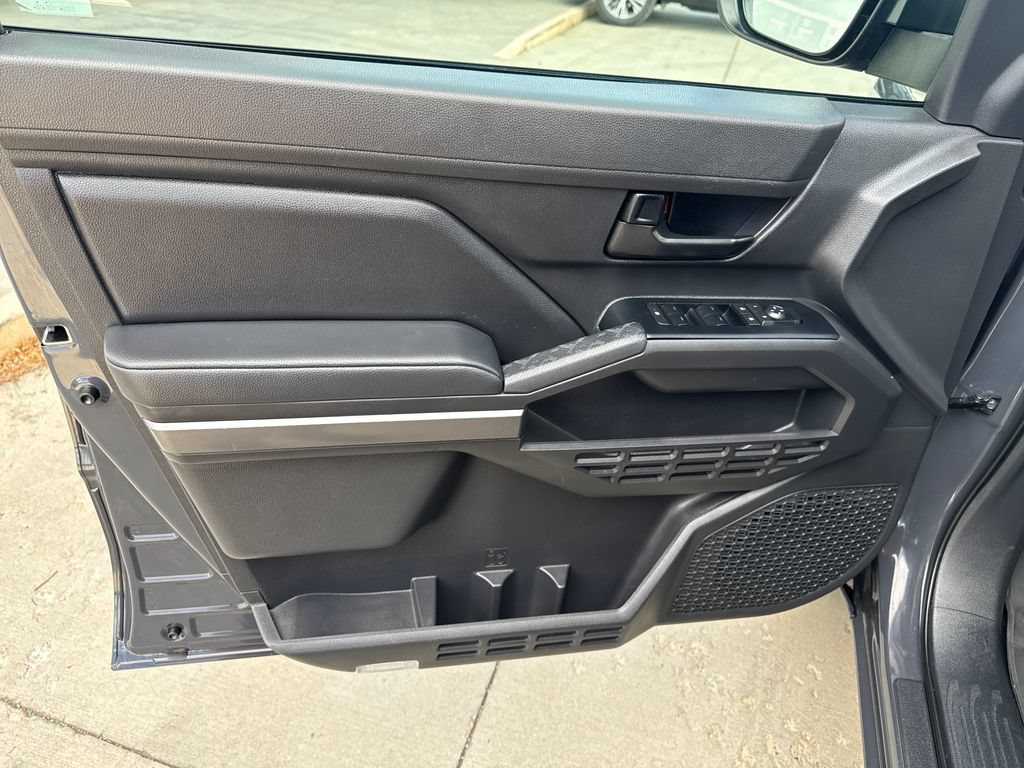Certified 2025 Toyota Tacoma SR5 AWD/4WD image 10