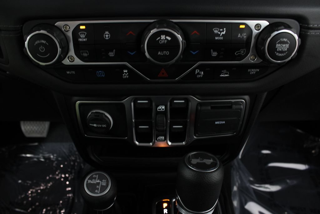 Used 2025 Jeep Wrangler Unlimited Sahara w/ Safety Group AWD/4WD image 6