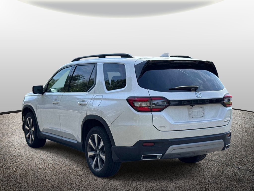 Used 2024 Honda Pilot Touring image 3