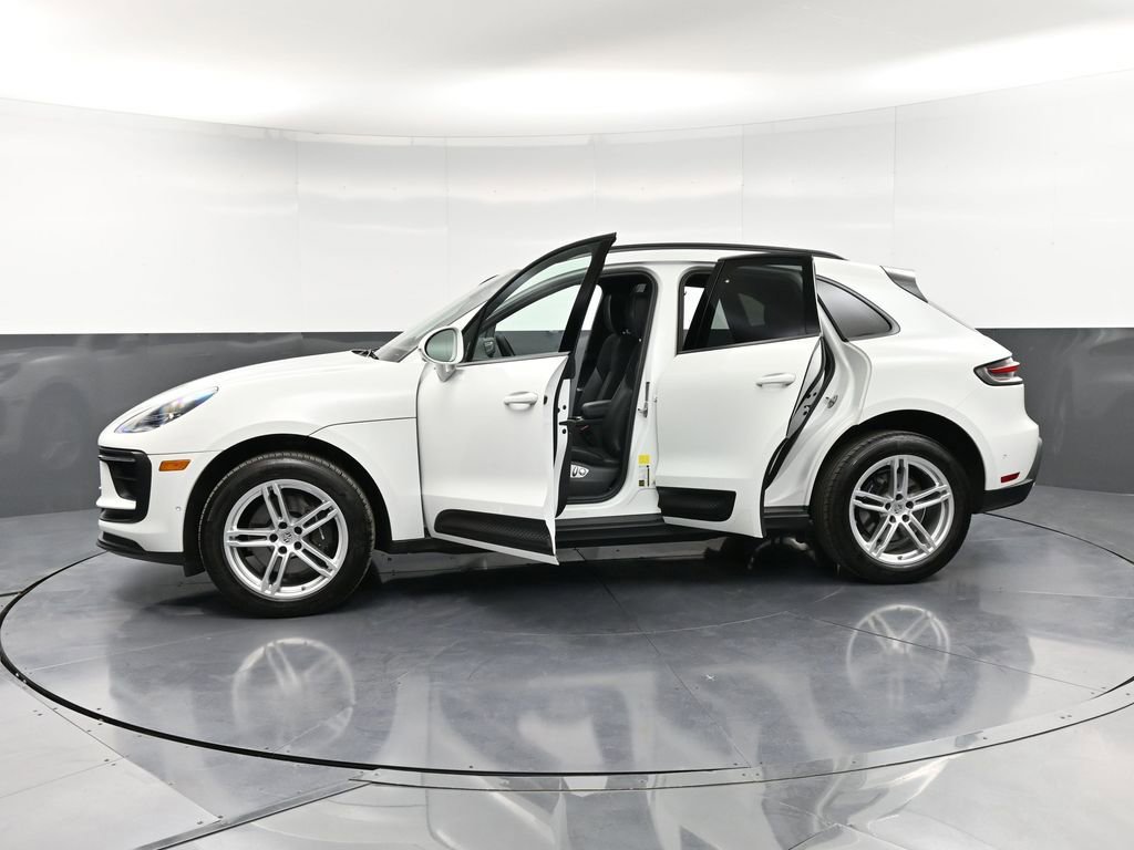 Certified 2022 Porsche Macan image 36