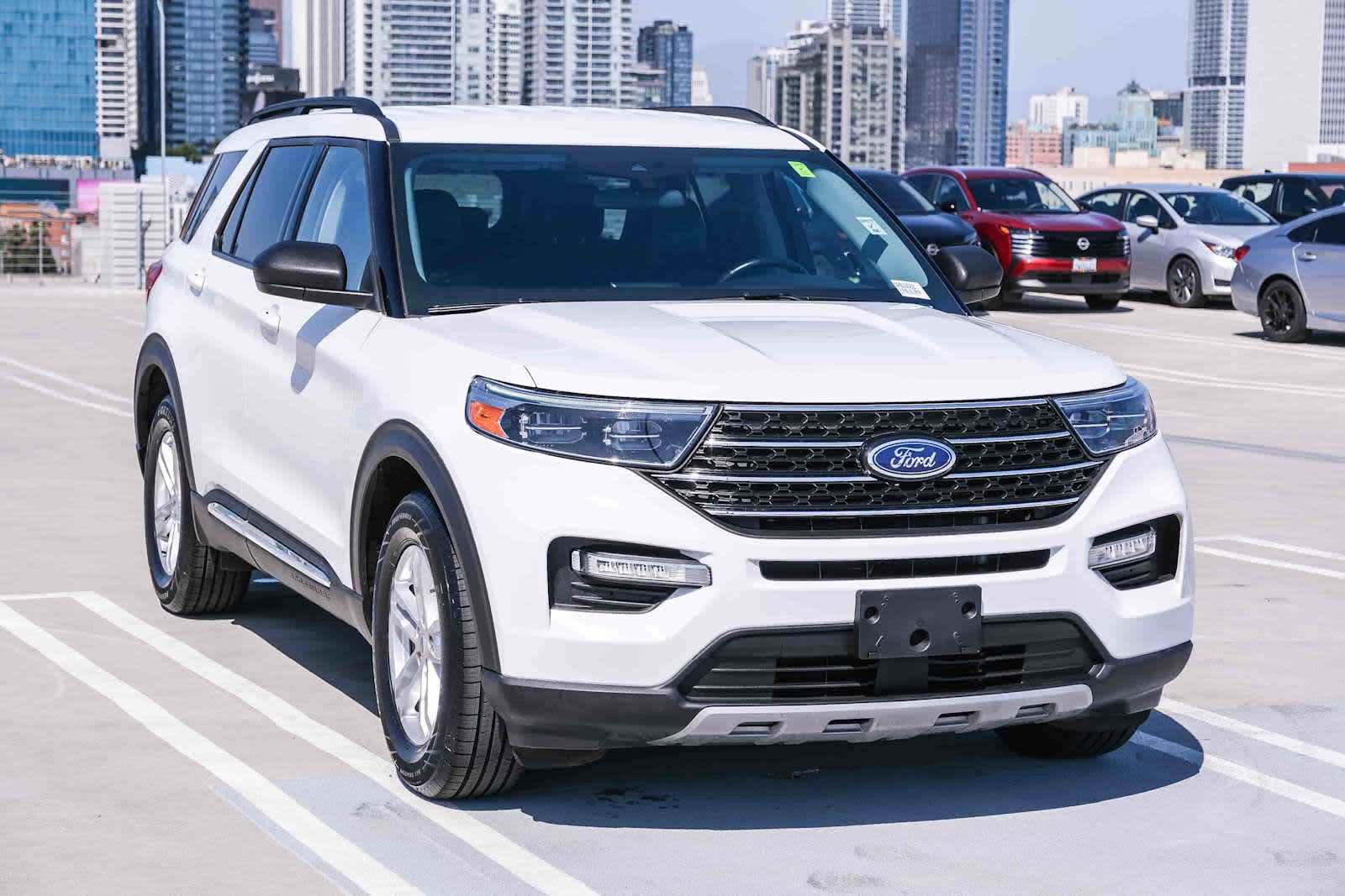 Used 2023 Ford Explorer XLT w/ Equipment Group 202A RWD image 3