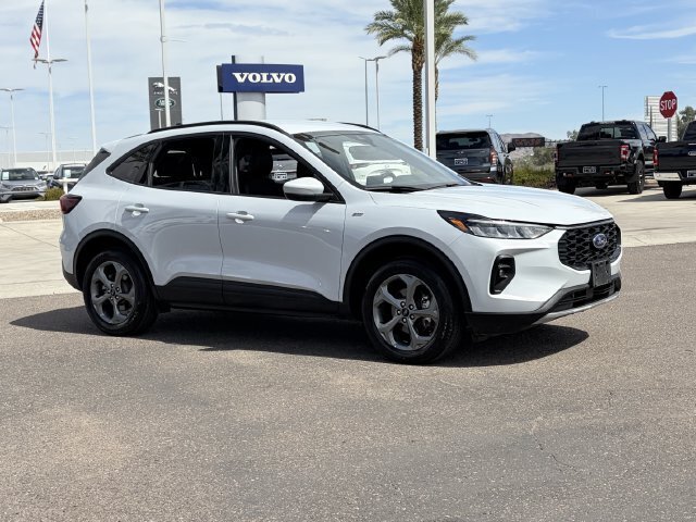 Used 2025 Ford Escape ST-Line Select AWD/4WD image 4