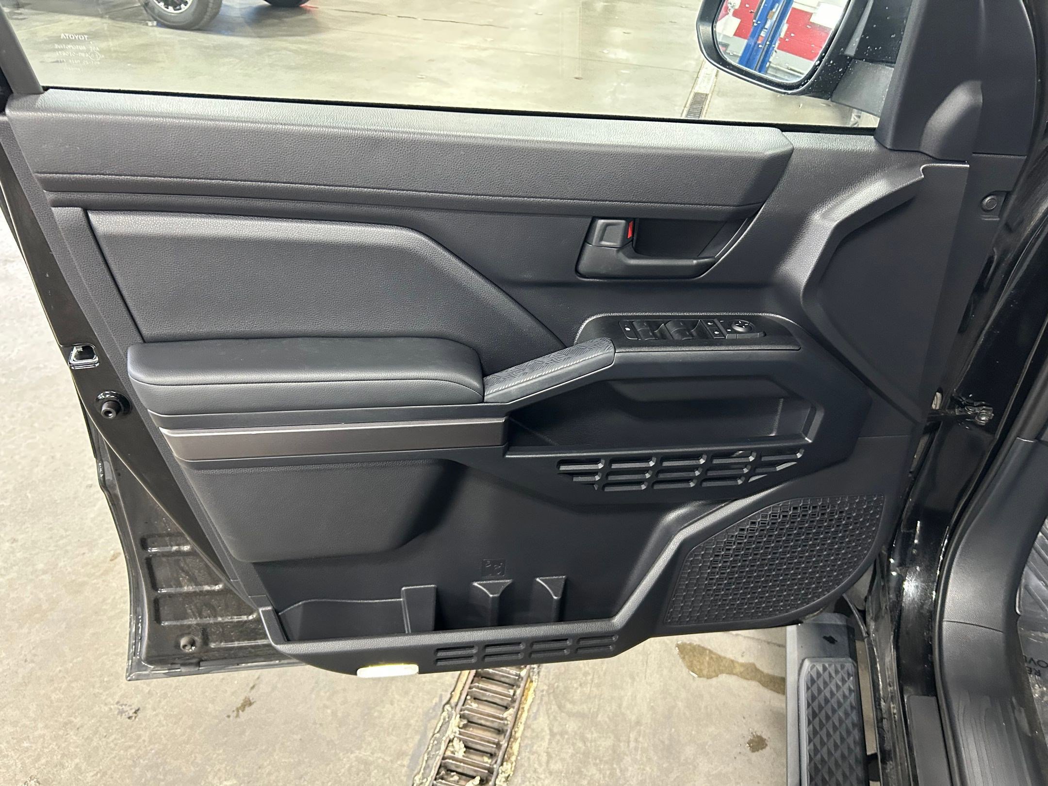 Used 2025 Toyota 4Runner SR5 AWD/4WD image 11