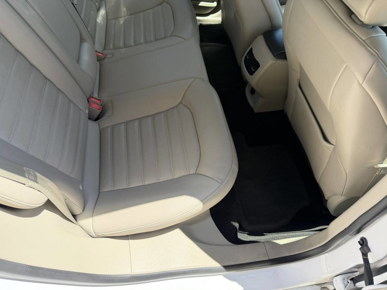 Used 2018 Ford Fusion SE w/ Fusion SE Technology Package FWD image 14