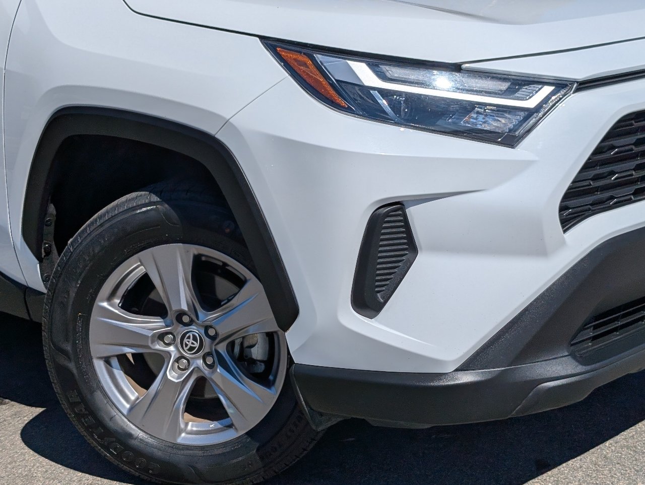 Used 2025 Toyota RAV4 XLE FWD image 10