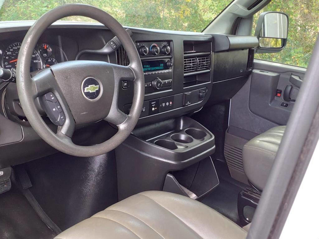 Used 2018 Chevrolet Express 2500 w/ Driver Convenience Package image 14