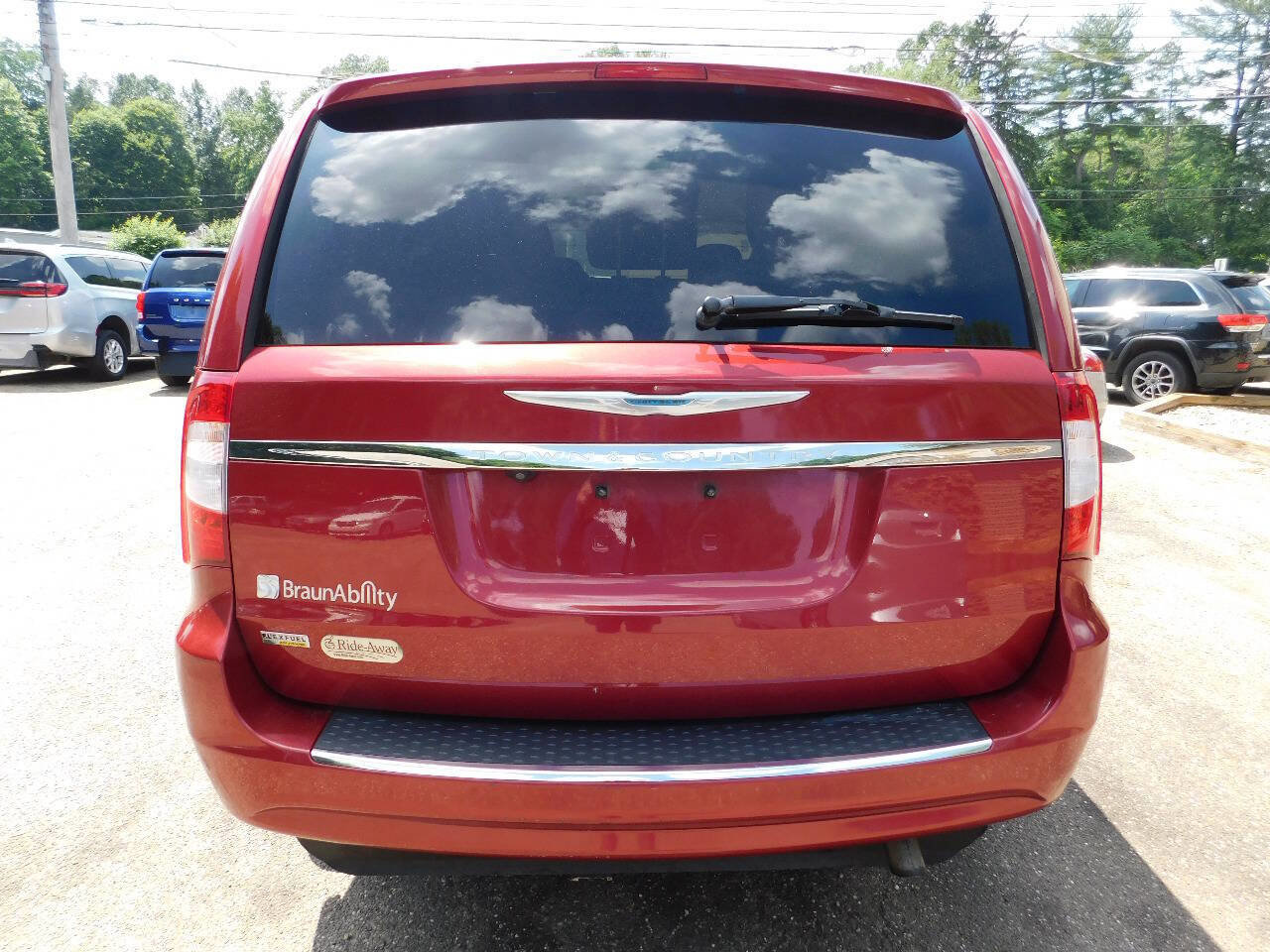 Used 2013 Chrysler Town & Country Touring image 12