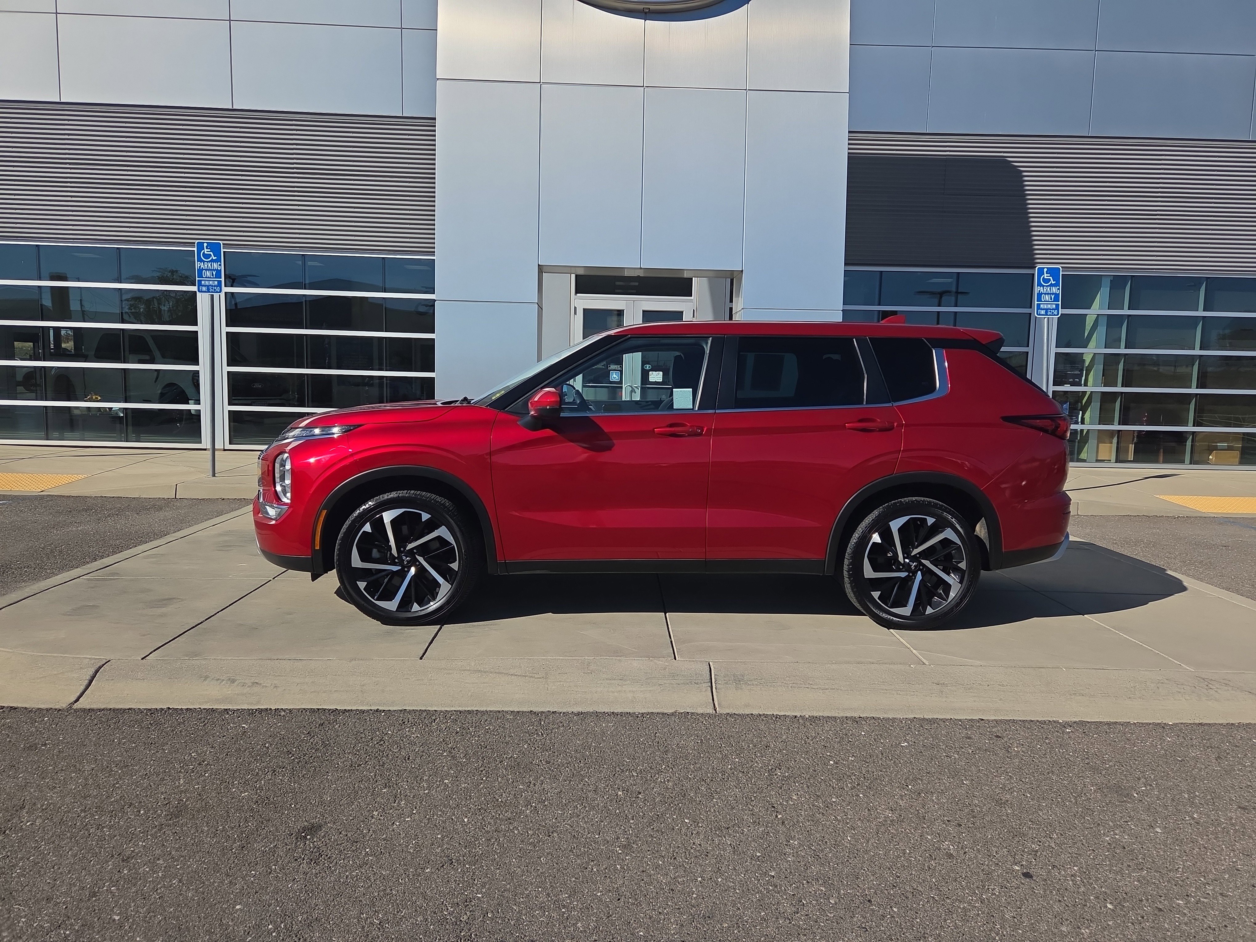 Used 2023 Mitsubishi Outlander SE image 2