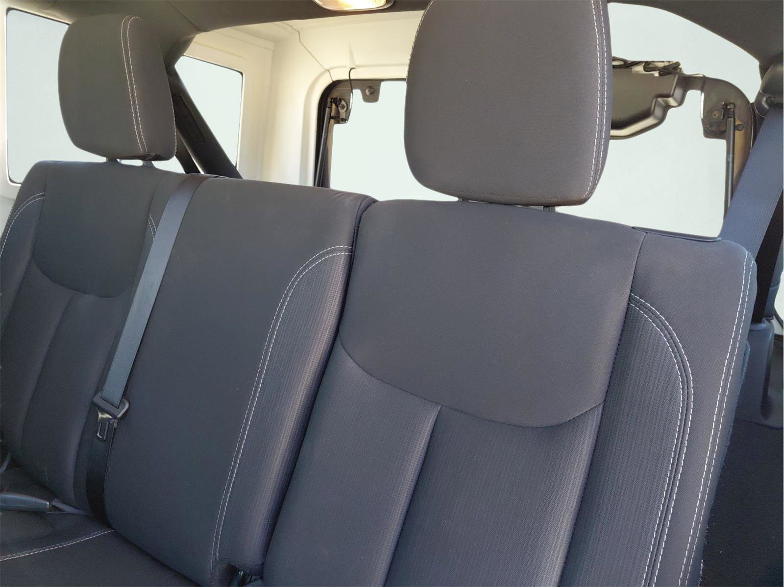 Used 2018 Jeep Wrangler Unlimited Sahara image 36