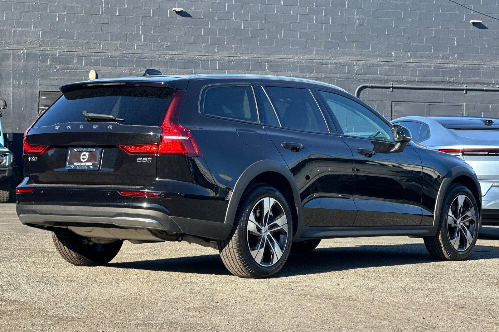 New 2026 Volvo V60 B5 Cross Country Plus w/ Climate Package AWD/4WD image 2