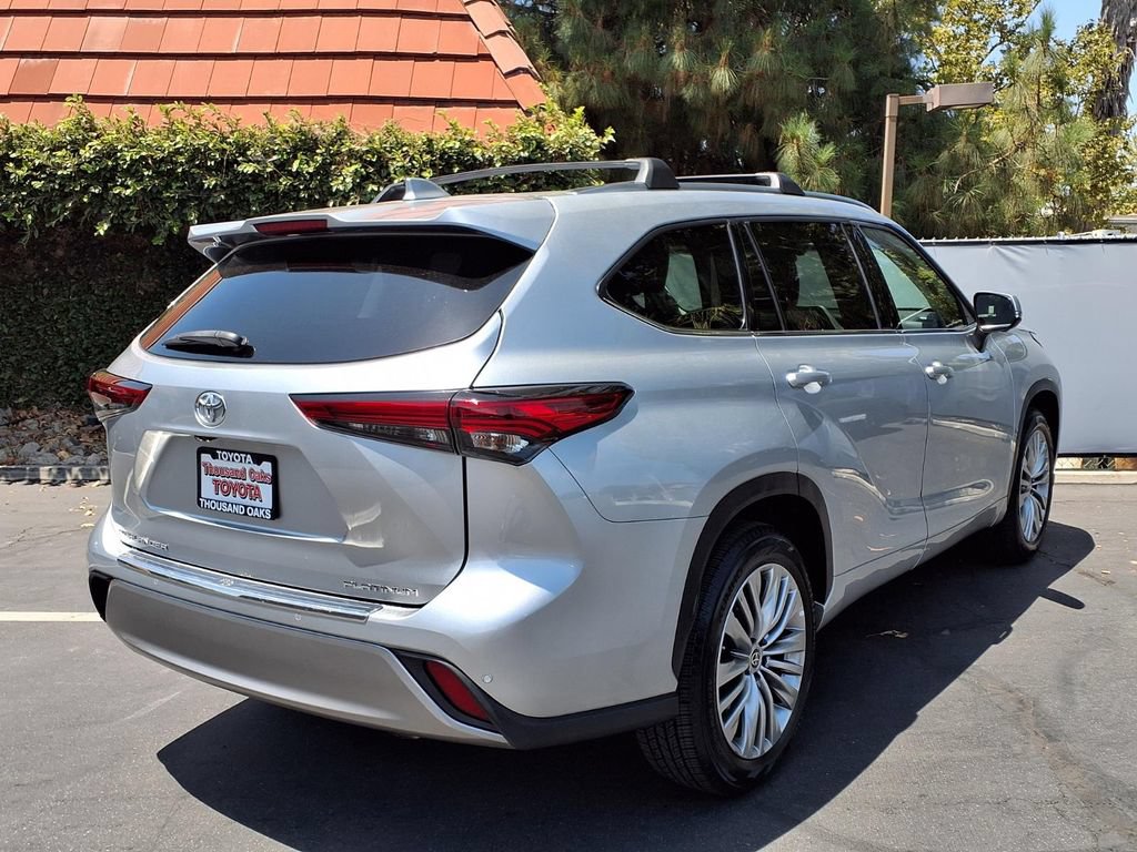 Used 2023 Toyota Highlander Platinum FWD image 5