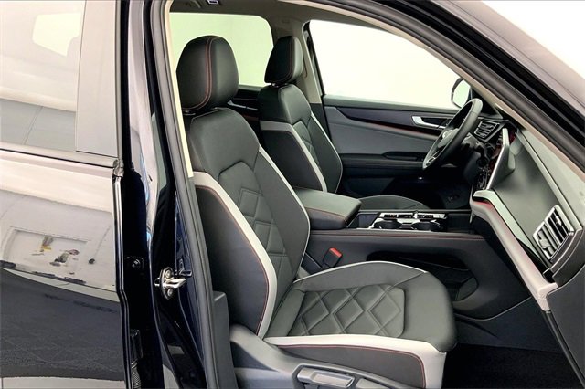 Used 2025 Volkswagen Atlas Peak Edition SE image 7