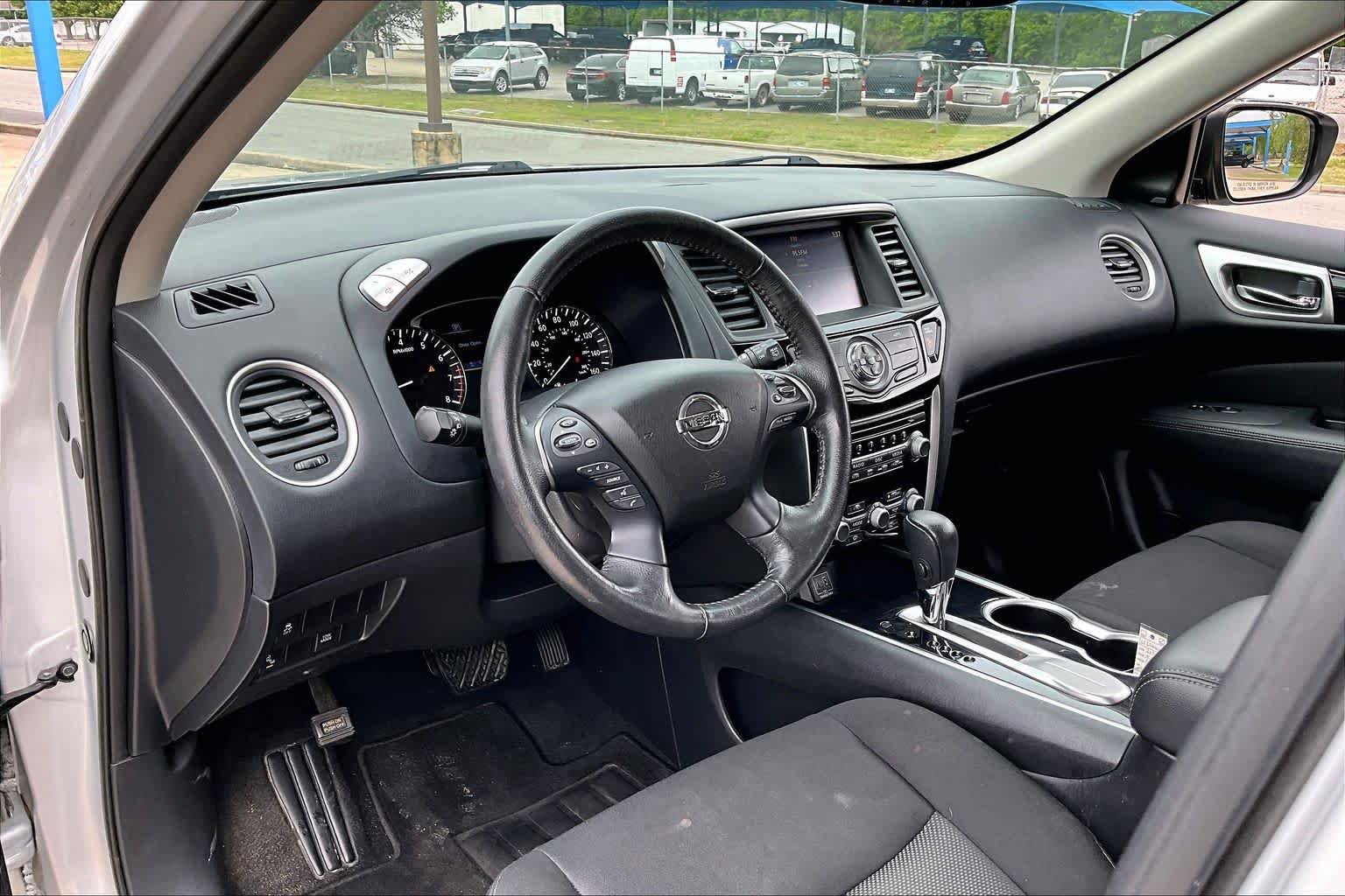 Used 2020 Nissan Pathfinder SV FWD image 18