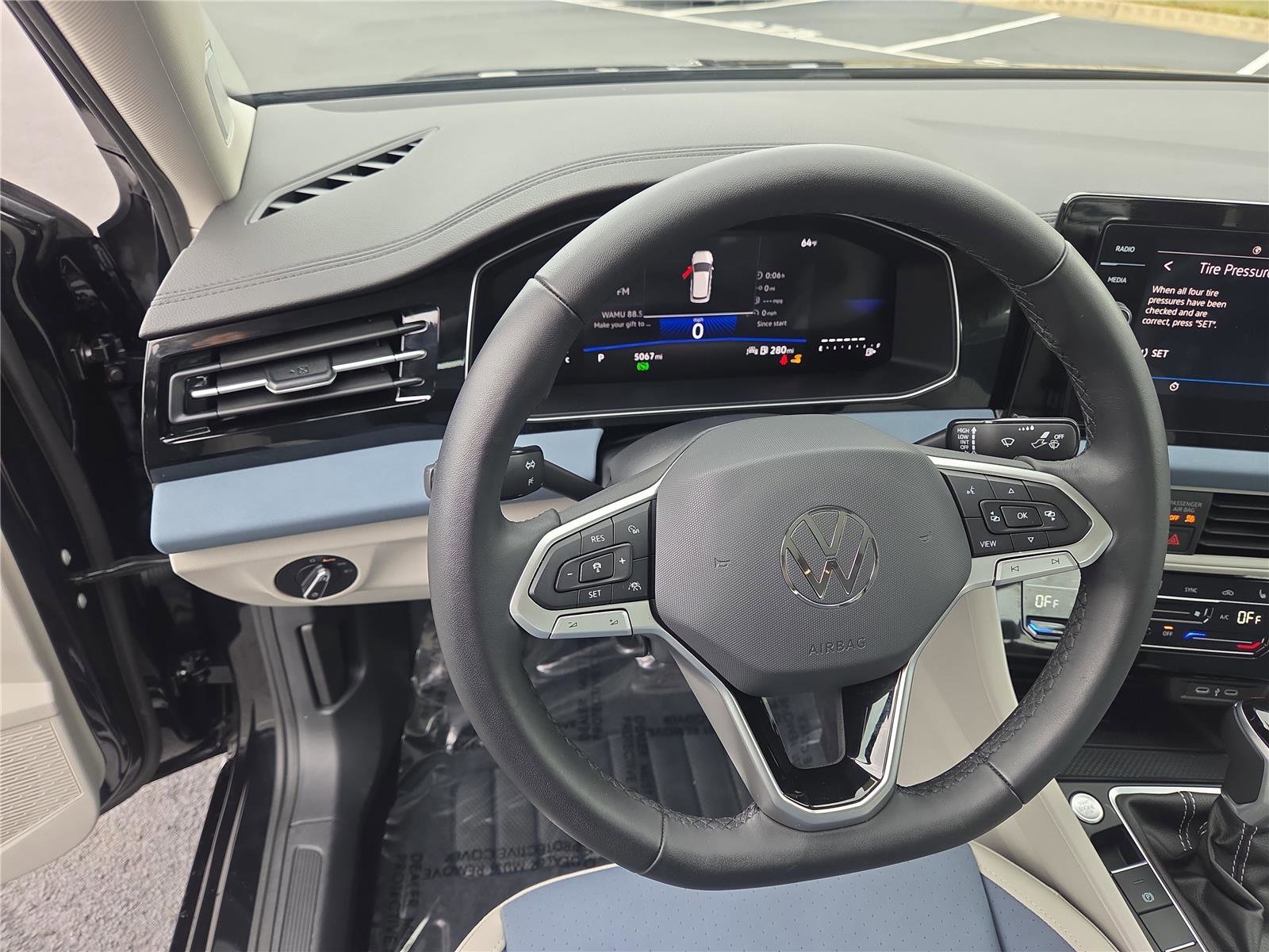 Certified 2025 Volkswagen Jetta SE w/ Sunroof Package image 15