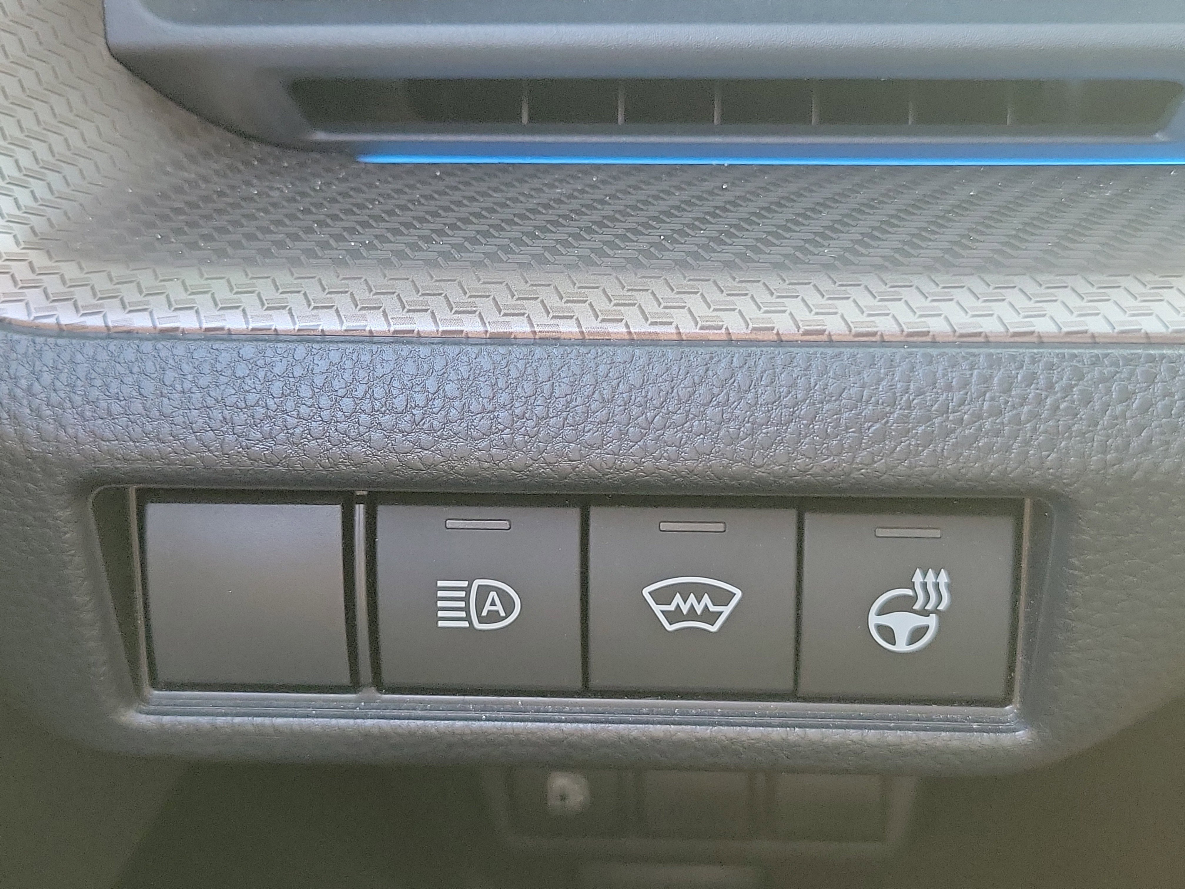 Used 2025 Toyota Prius XLE image 28