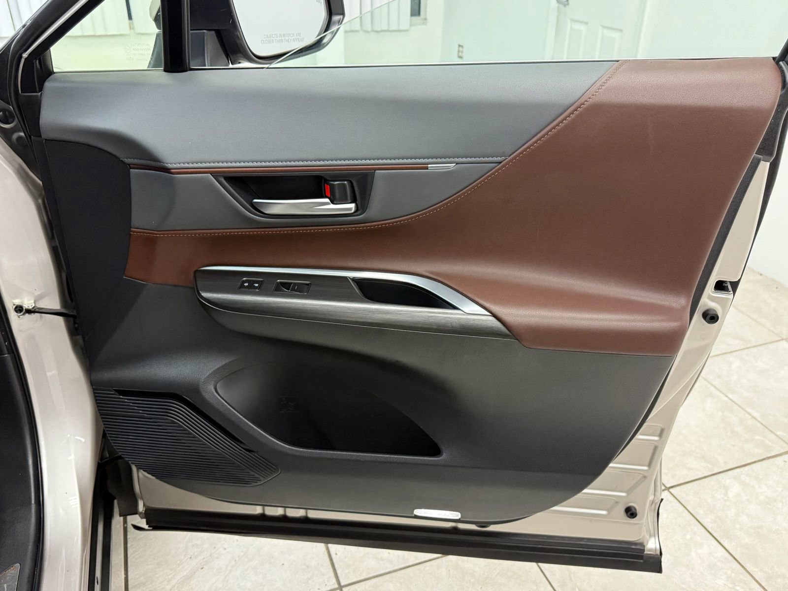 Used 2023 Toyota Venza Limited image 23